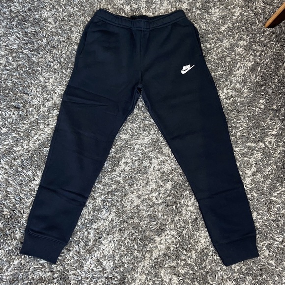 New NIKE Sportswear Standard Fit Tapered Leg Club Fleece Joggers - Picture 2 of 16